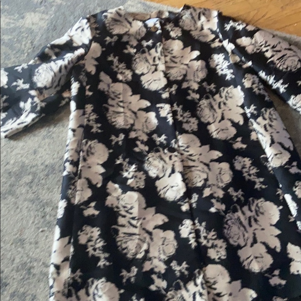 A black and white flower, midlengeth suit jacket